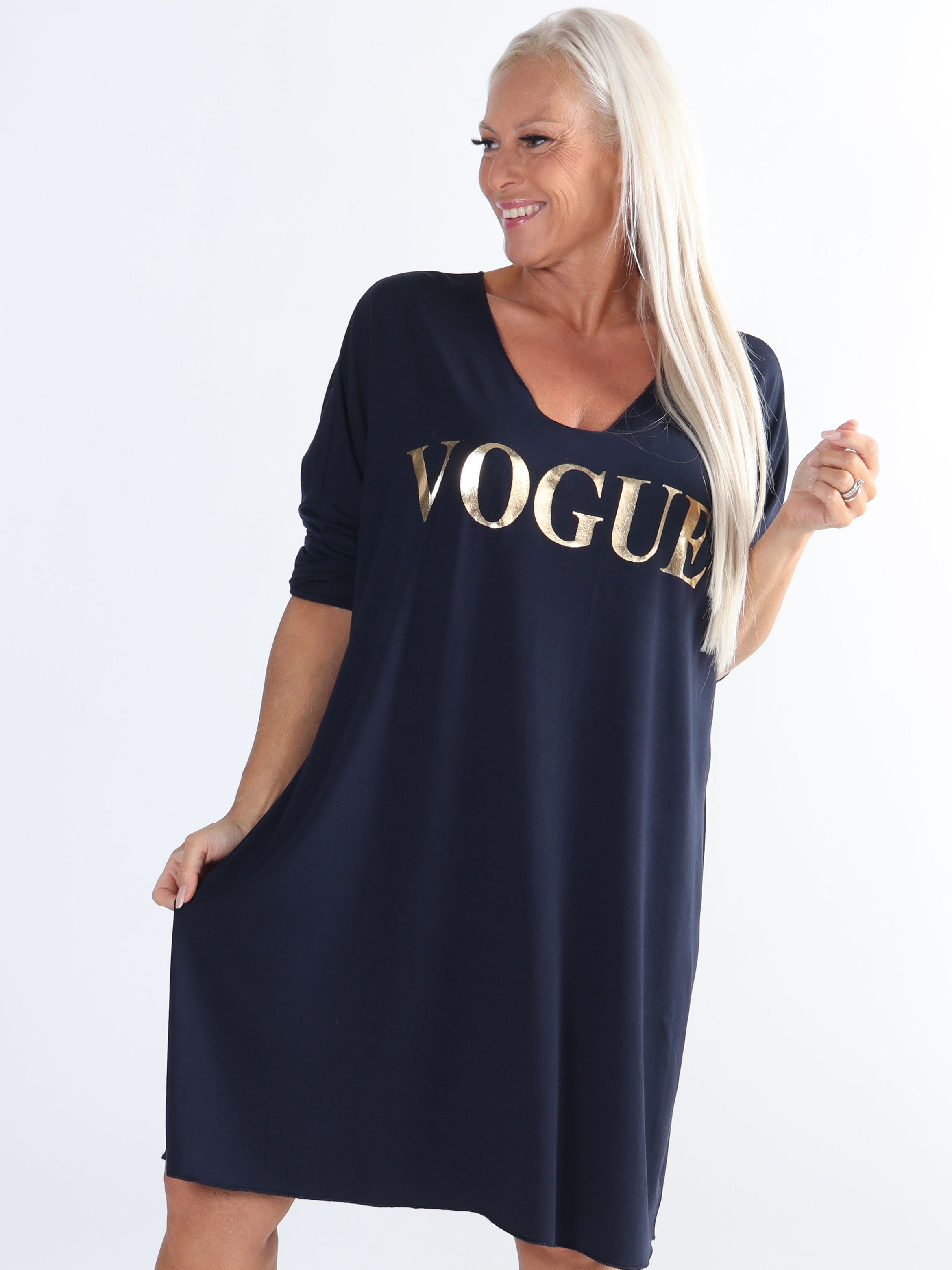 Vogue Long Sleeve - Langærmet plus size kjole i viskose med guld skrift
